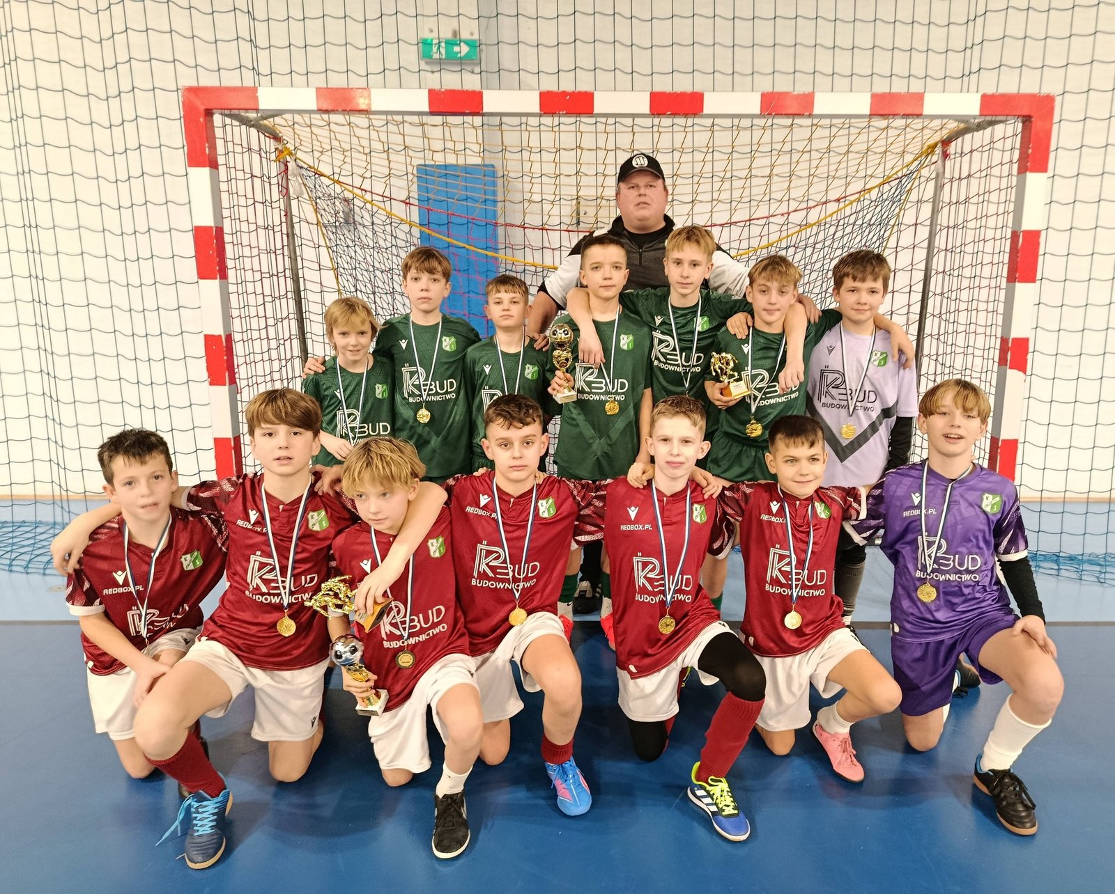 Drużyna KS Chełmek z medalami i pucharami